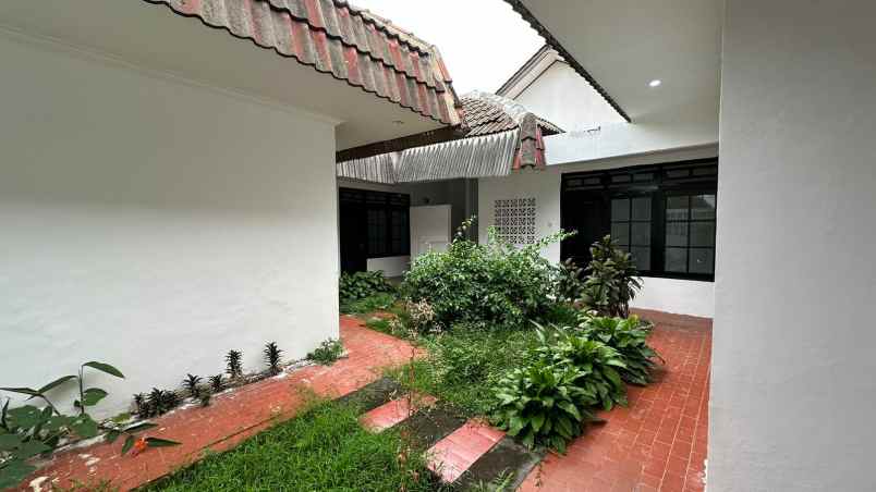 dijual murah hunian klasik asri super spacious 1310m