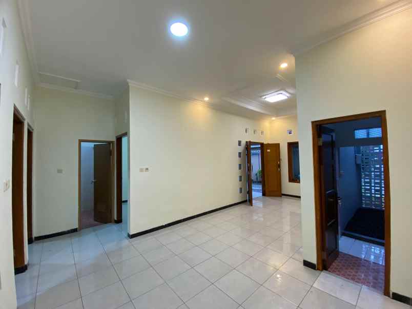 dijual rumah 2 km sleman city hall