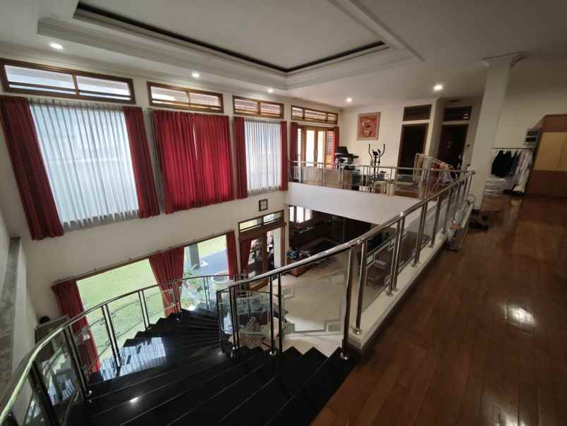 dijual rumah besar dan mewah di mekarwangi