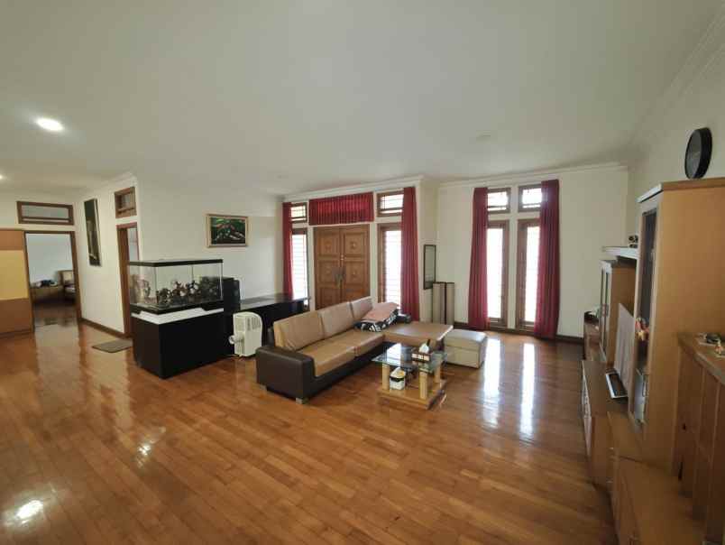 dijual rumah besar dan mewah di mekarwangi