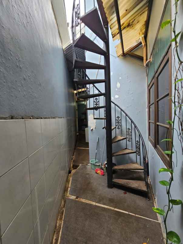 dijual rumah cirendeu