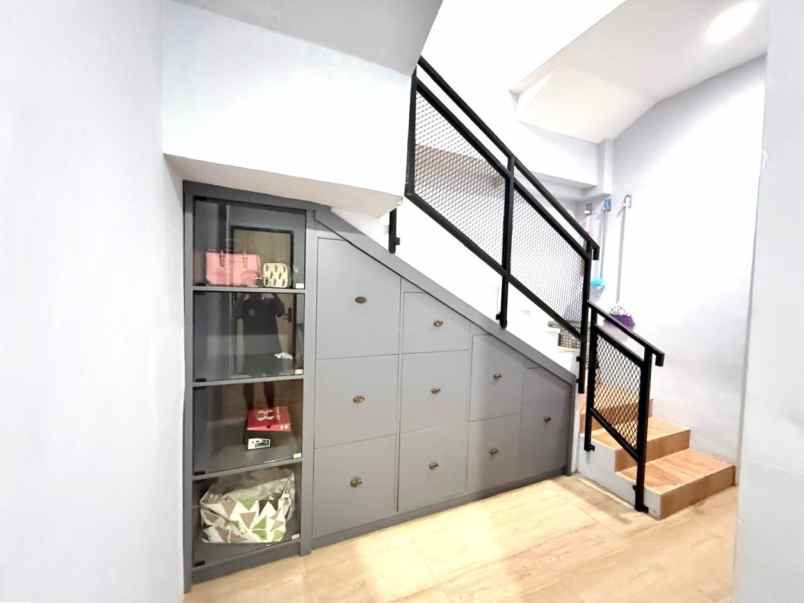 dijual rumah cluster silvercreek