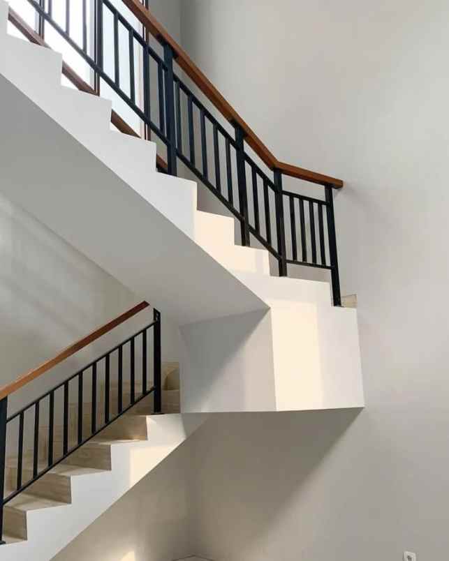 dijual rumah di ciwaruga lokasi strategis