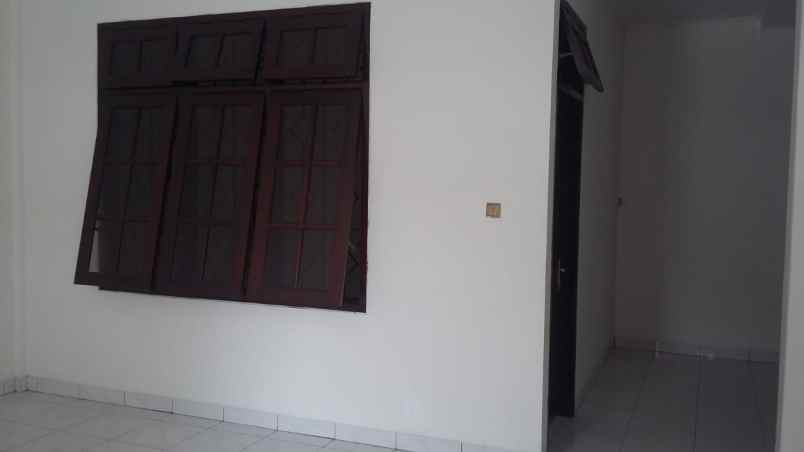 dijual rumah di dekat pasar legi solo