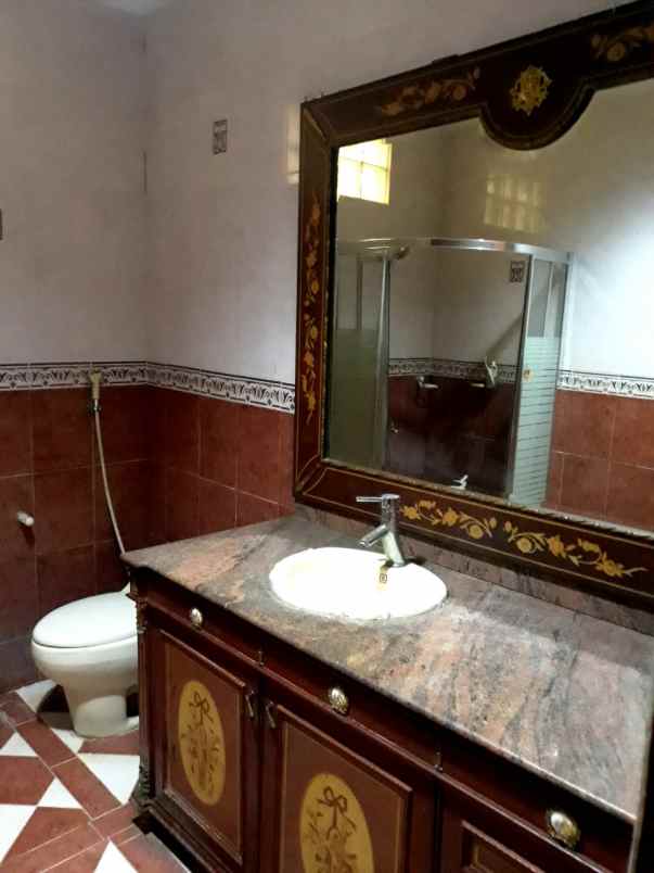 dijual rumah gedung hijau