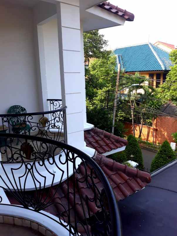 dijual rumah gedung hijau