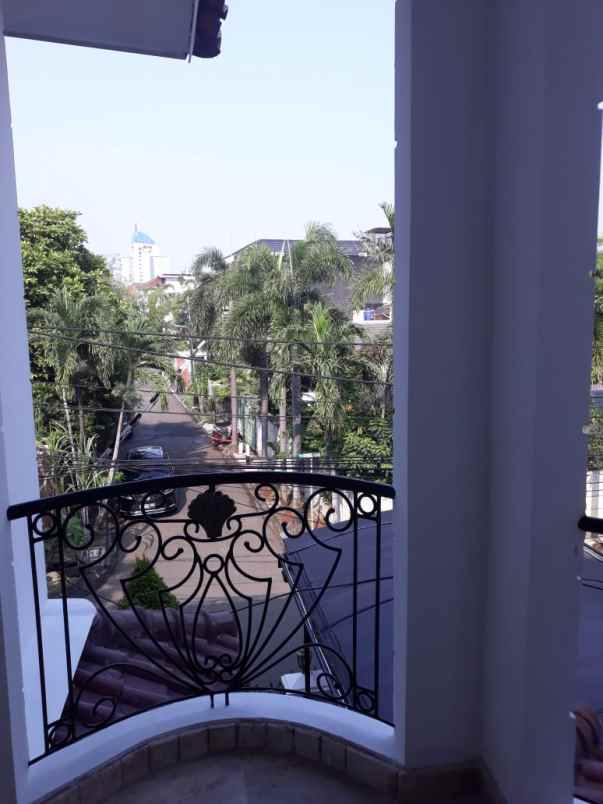 dijual rumah gedung hijau