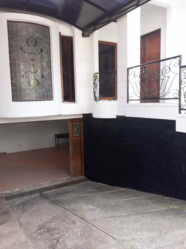 dijual rumah gedung hijau