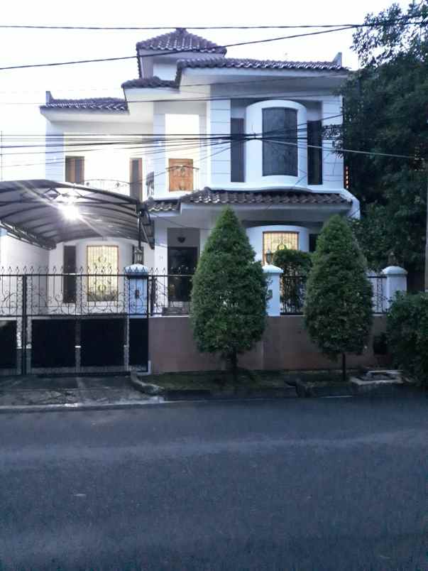 dijual rumah gedung hijau