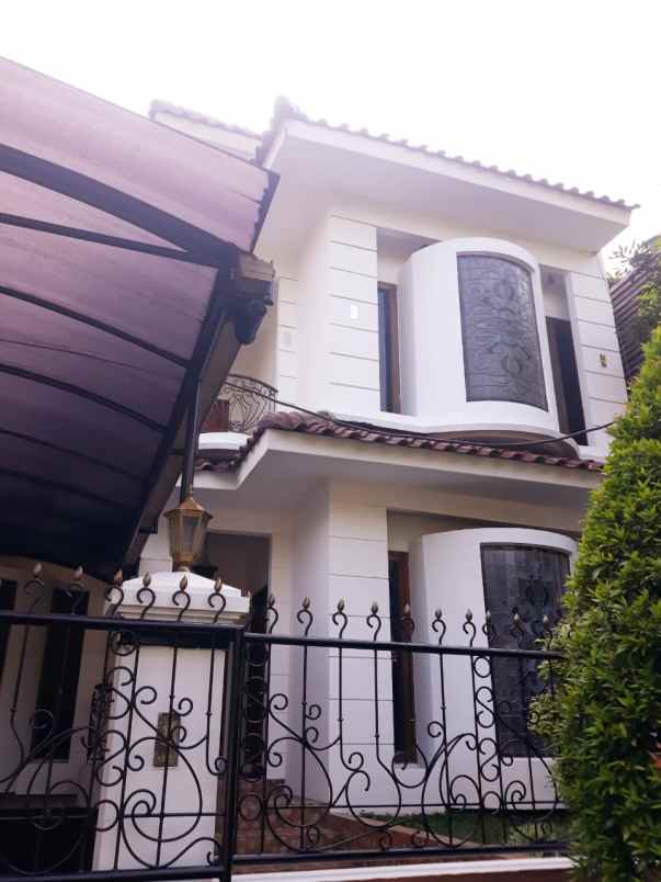 dijual rumah gedung hijau