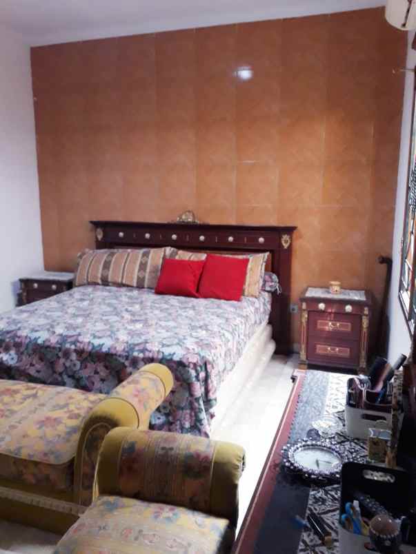 dijual rumah gedung hijau