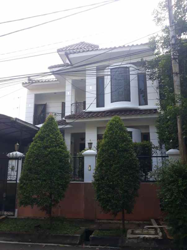 dijual rumah gedung hijau