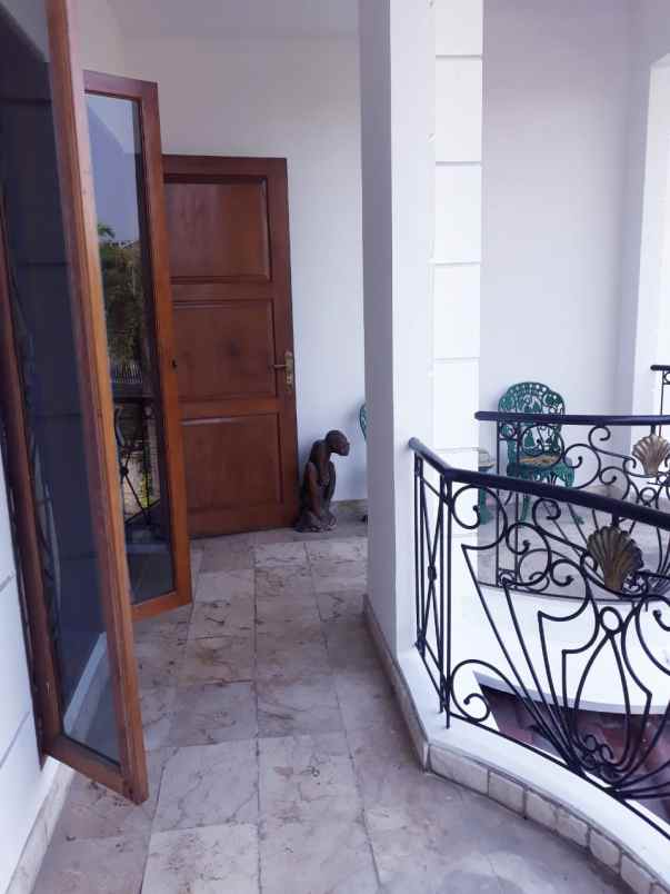 dijual rumah gedung hijau