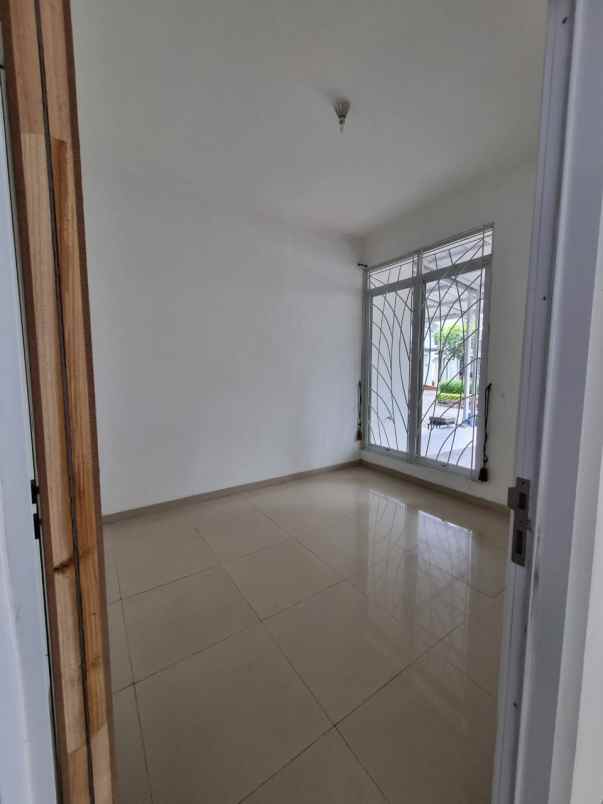 dijual rumah grand pinus regency