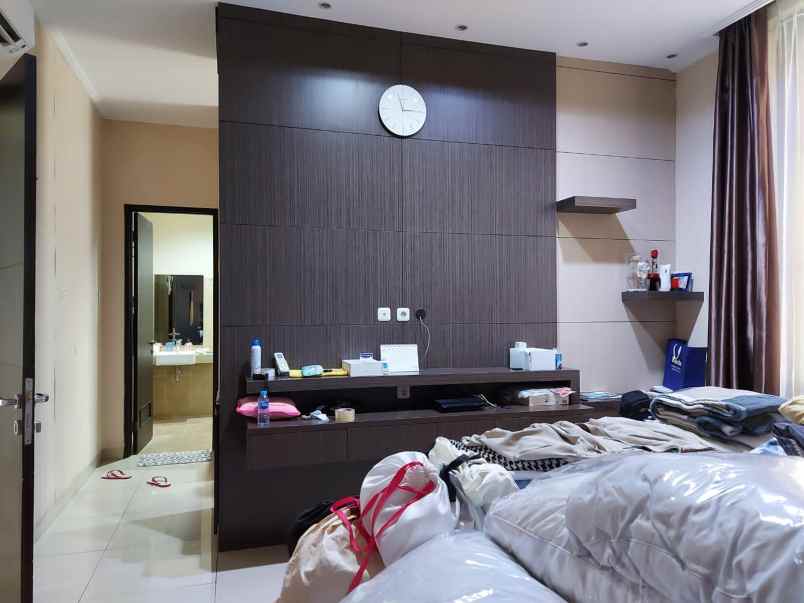 dijual rumah green lake city cipondoh