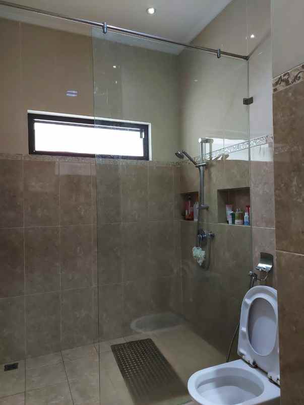 dijual rumah green lake city cipondoh