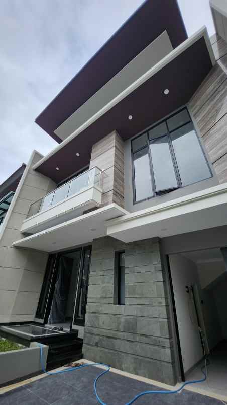 dijual rumah jalan citraland utamq