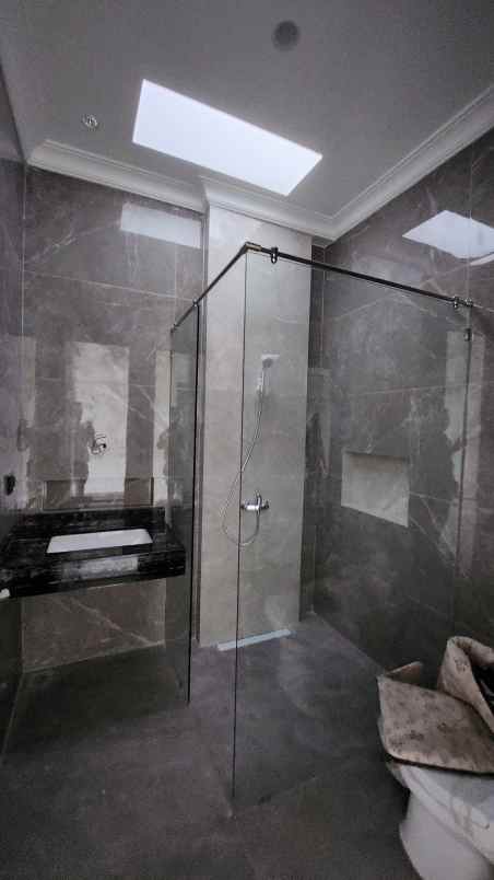 dijual rumah jalan citraland utamq