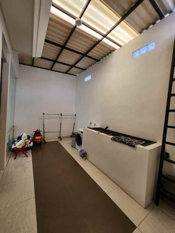 dijual rumah jalan grand pakuwon