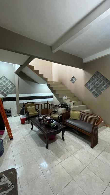 dijual rumah jalan pipit blok y duren sawit