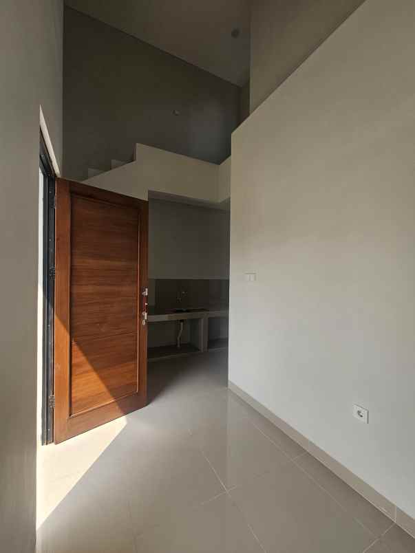 dijual rumah jalan raya kelurahan