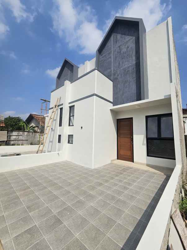 dijual rumah jalan raya kelurahan