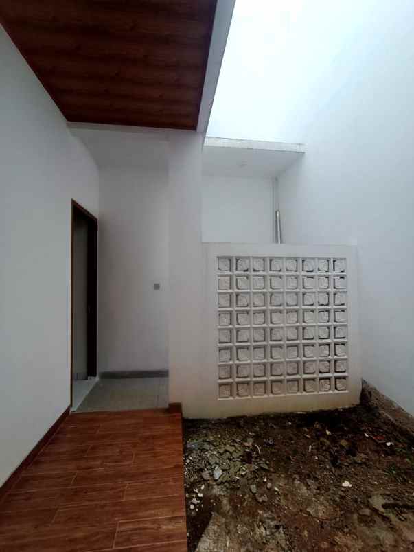 dijual rumah jalan raya megapolitan cinere