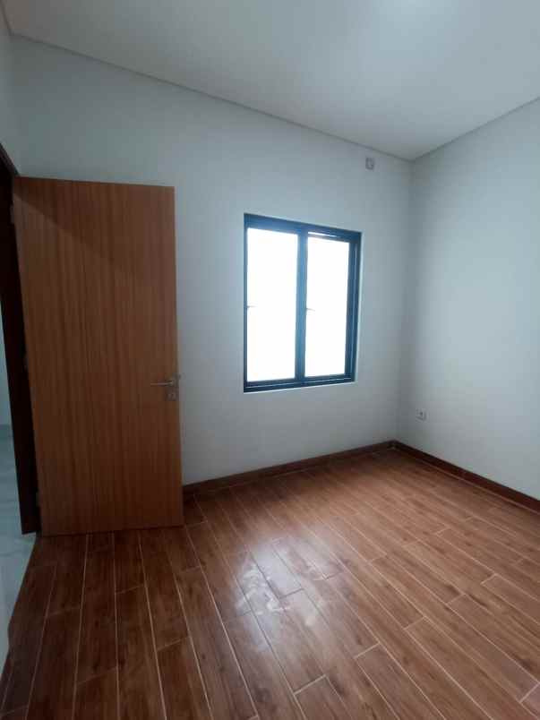 dijual rumah jalan raya megapolitan cinere