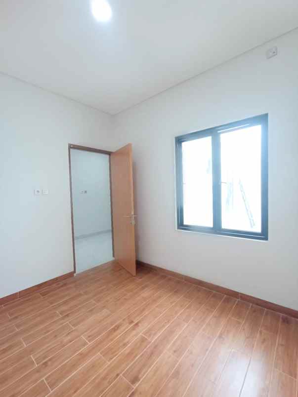 dijual rumah jalan raya megapolitan cinere