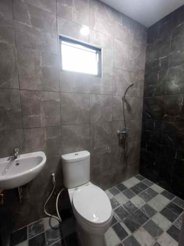 dijual rumah jalan raya megapolitan cinere