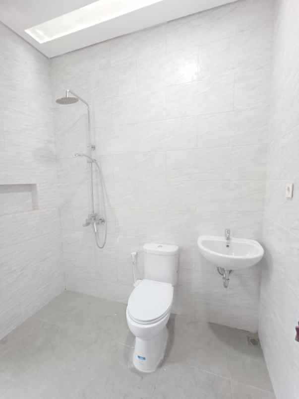 dijual rumah jalan raya megapolitan cinere