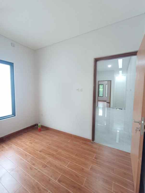 dijual rumah jalan raya megapolitan cinere