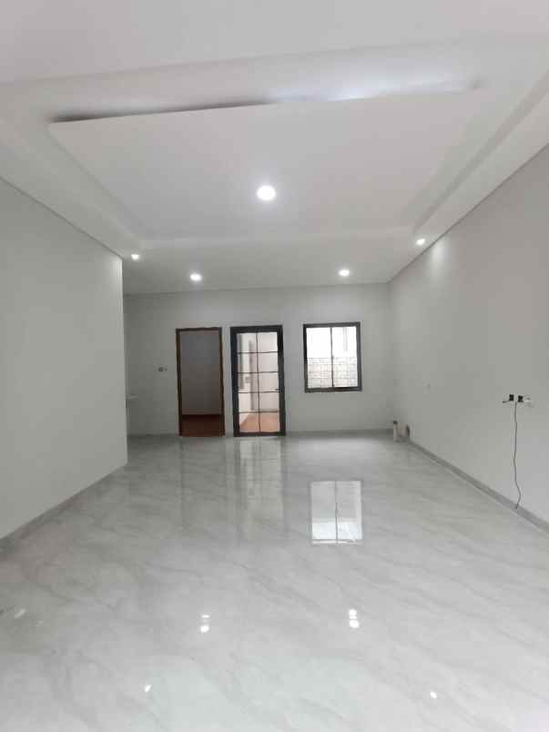 dijual rumah jalan raya megapolitan cinere
