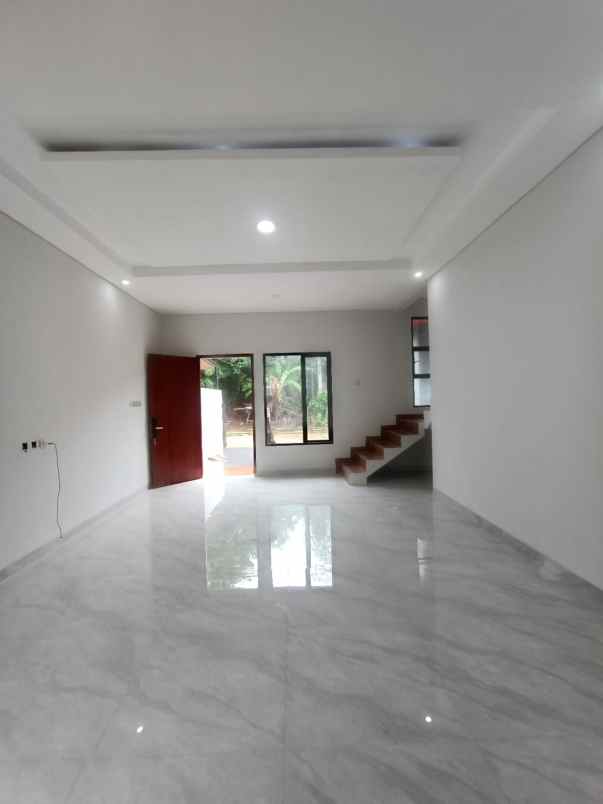 dijual rumah jalan raya megapolitan cinere