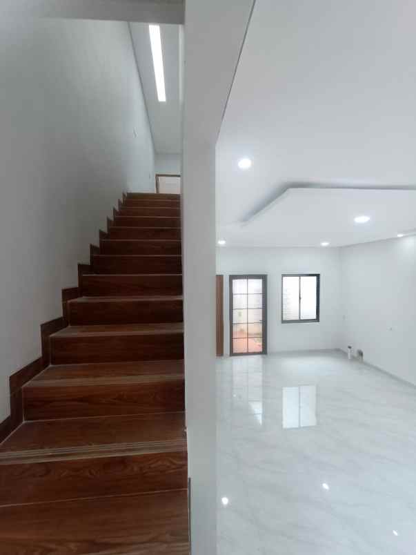 dijual rumah jalan raya megapolitan cinere