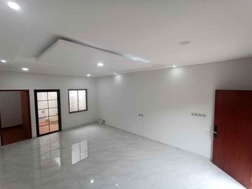 dijual rumah jalan raya megapolitan cinere