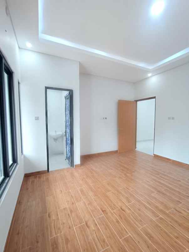 dijual rumah jalan raya megapolitan cinere