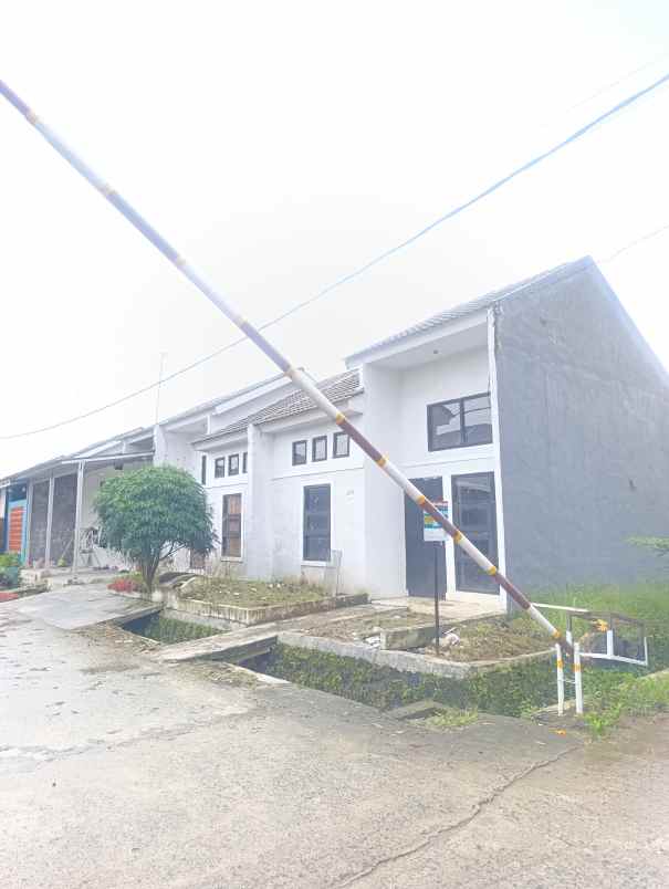 dijual rumah jalan raya megu cisoka