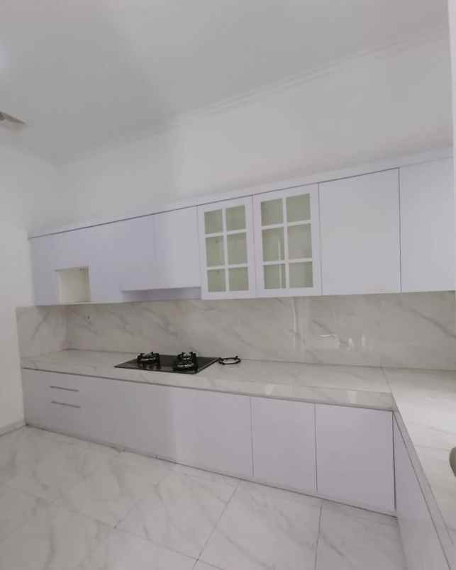 dijual rumah jalan raya meruya selatan