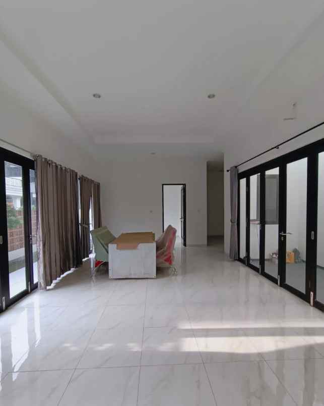 dijual rumah jalan raya meruya selatan