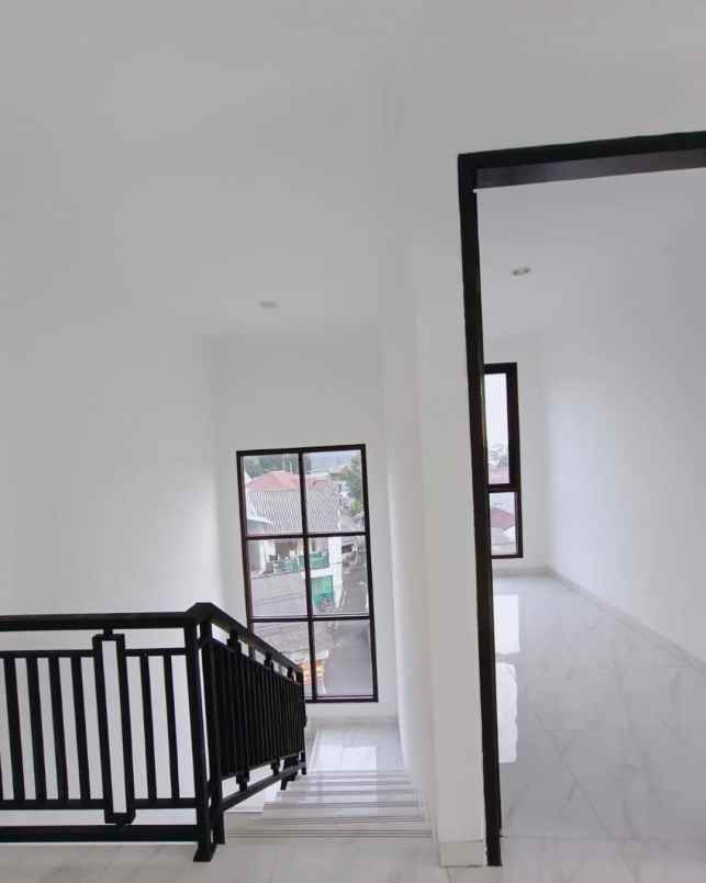 dijual rumah jalan raya meruya selatan