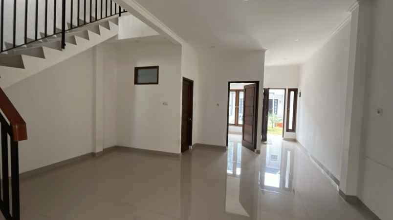 dijual rumah jalan raya nusa jaya