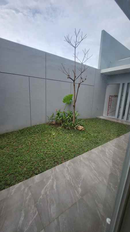 dijual rumah jalan royal residence