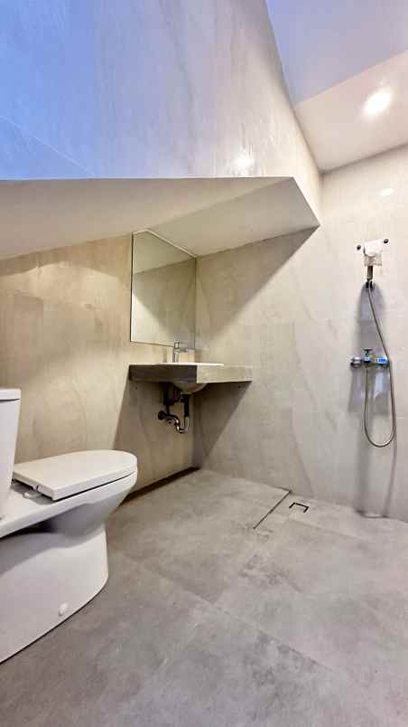 dijual rumah jl beo pesanggrahan