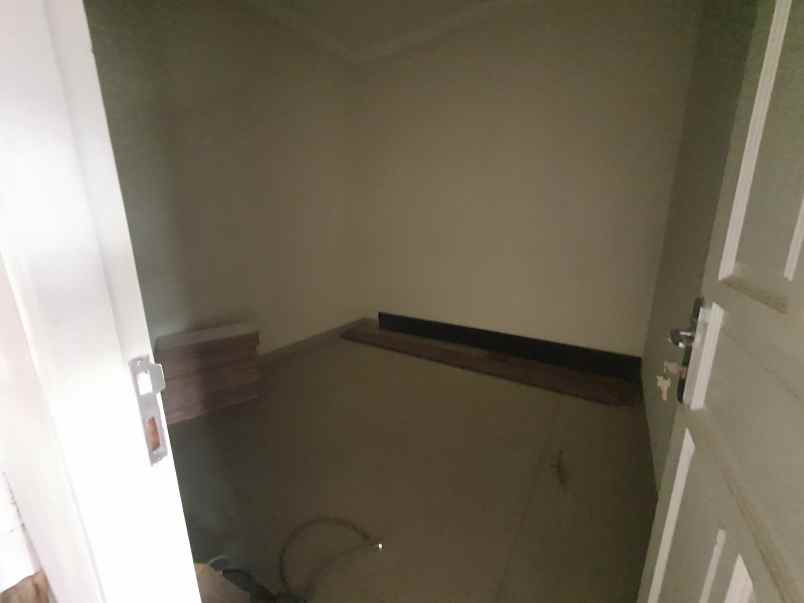 dijual rumah jl beruang raya pondok