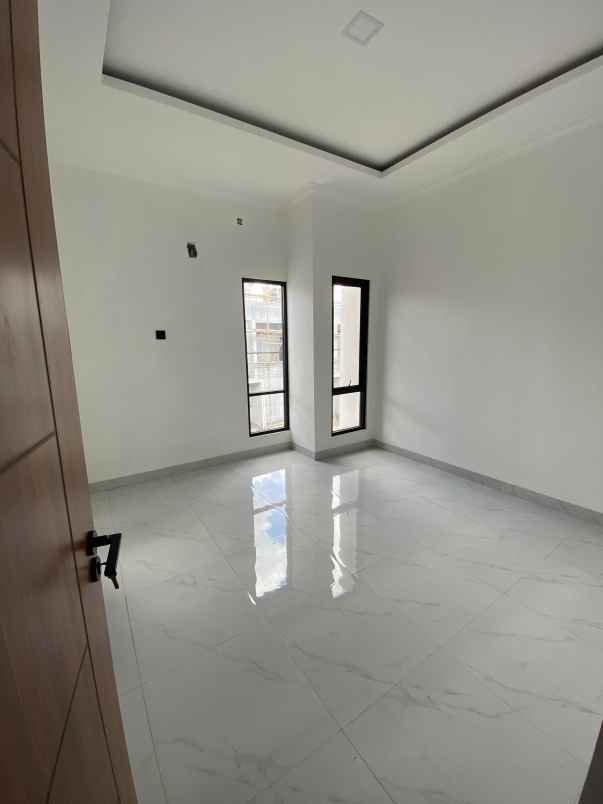 dijual rumah jl curug agung tanah baru