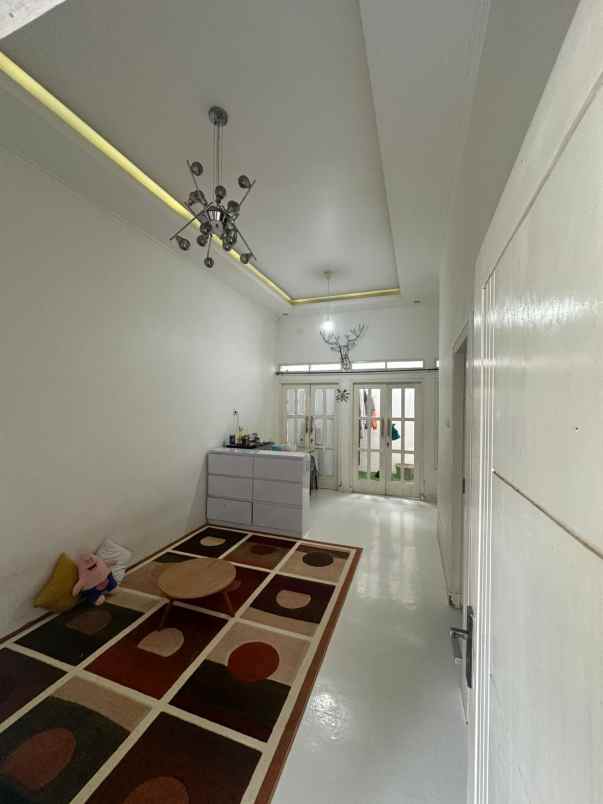 dijual rumah jl gatot kaca