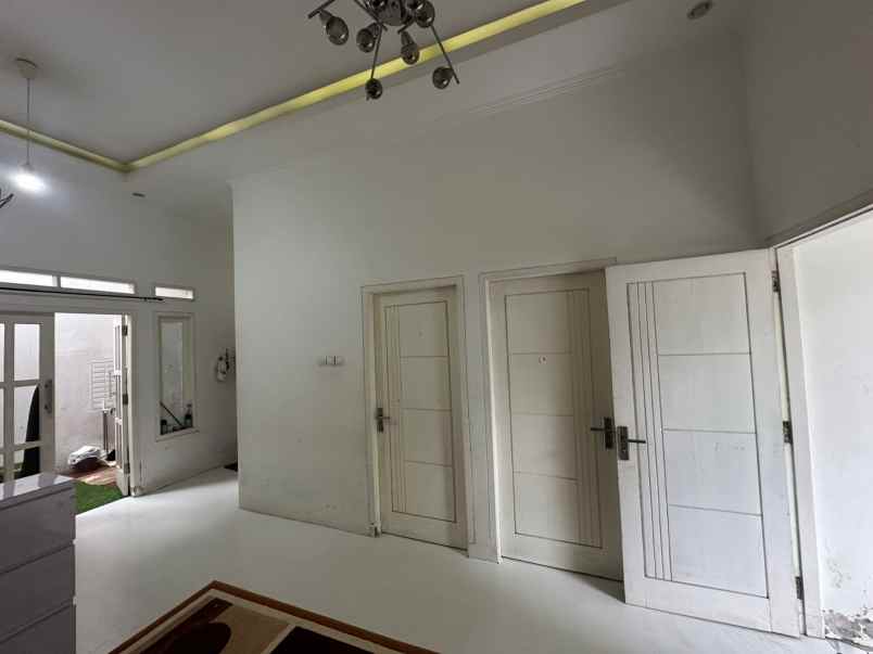 dijual rumah jl gatot kaca