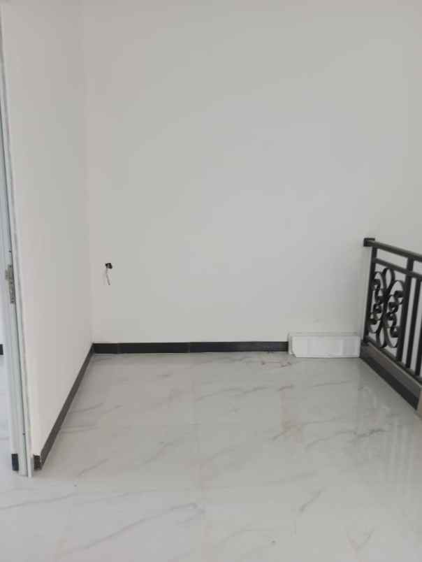 dijual rumah jl kelapa dua wetan