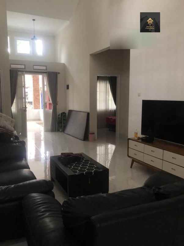 dijual rumah jl kotabaru parahyangan